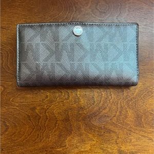Michael kors medium size wallet